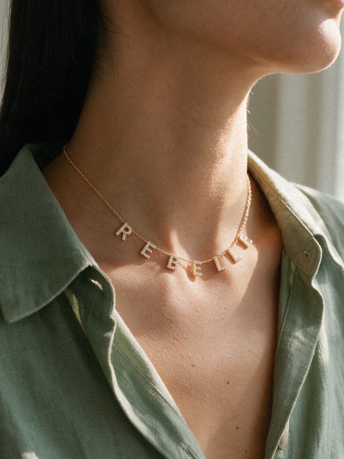 Rebelle · Collier symbolique personnalisable